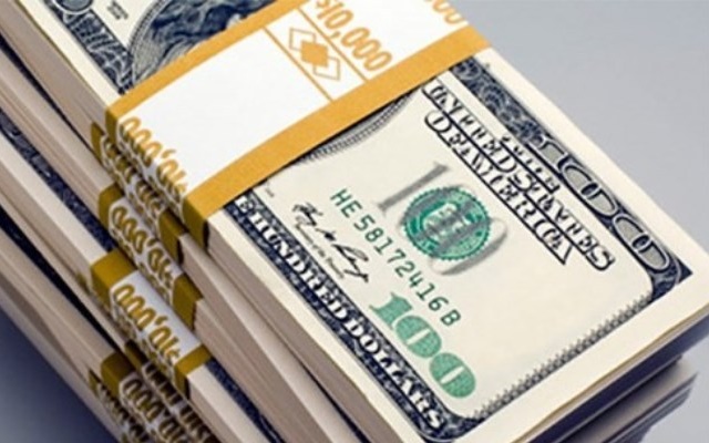 Giá USD thế giới tăng, trong nước giảm