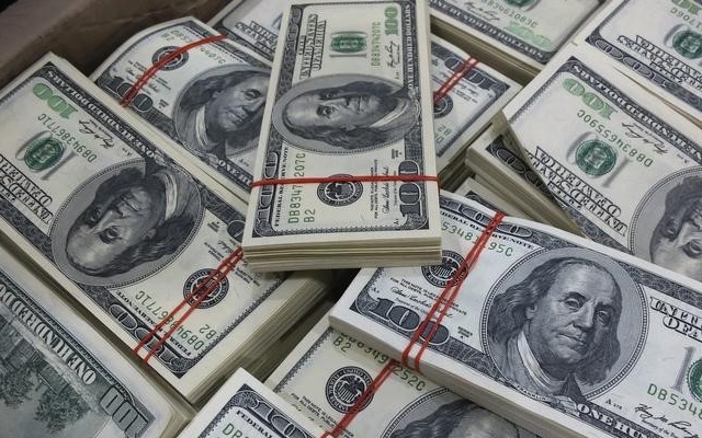 Giá USD thế giới tăng, trong nước giảm
