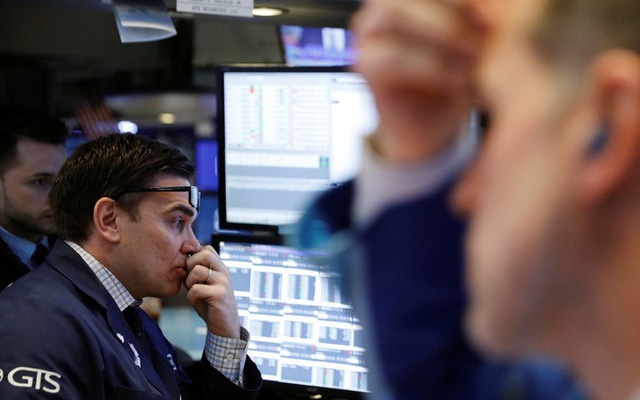 Cổ phiếu nhóm công nghệ bị bán tháo, Dow Jones mất gần 400 điểm