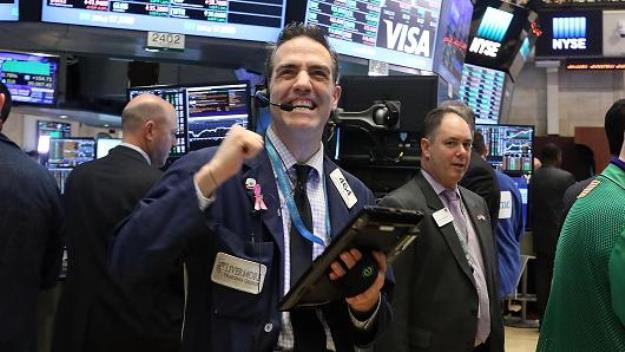 Dow Jones tương lai vọt hơn 400 điểm sau khi 