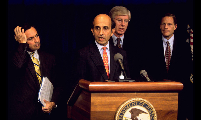 <p>
<strong>Tháng 5 năm 1998.</strong> Chính phủ Hoa Kỳ mở một vụ kiện chống độc quyền chống lại Microsoft.</p>