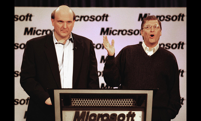 <p>
<strong>Tháng 1 năm 2000.</strong> Bill Gates rời khỏi vị trí CEO Microsoft, bàn giao lại cho Steve Ballmer. Ông trở thành người đứng đầu mảng thiết kế phần mềm. Ảnh: AFP</p>