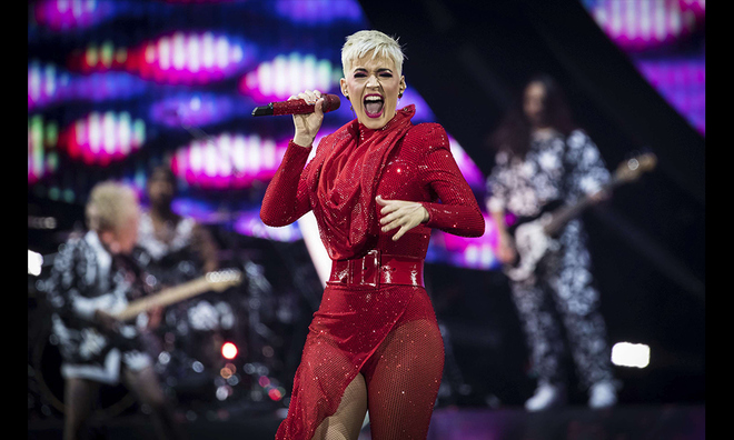 <p>
<strong>1. Katy Perry </strong><br />Katy Perry giành vị trí dẫn đầu với 83 triệu đô la kiếm được trong năm nay.  Những khoản thu nhập này chủ yếu đến từ chuyến lưu diễn " Witness: The Tour " và vai trò giám khảo cho chương trình "American Idol" của ABC. Vào năm 2015, nữ ca sĩ đã lên trang bìa tạp chí Forbes, với tổng thu nhập 135 triệu đô la. (Ảnh: Vianney Le Caer / AP / SIPA) </p>