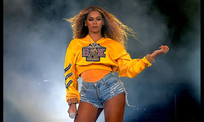 <p>
<strong>3. Beyonce </strong><br />Với album "Everything Is Love" và tour diễn "On The Run II", cả hai sản phẩm  đều được thực hiện với hôn phu rapper Jay-Z, Beyoncé giành vị trí thứ ba với thu nhập 60 triệu USD. Hai nghệ sĩ còn nhận được 5,6 triệu euro mỗi người cho 48 đêm diễn bắt đầu vào tháng Năm, phần lớn trong số đó không được tính trong bảng xếp hạng do nằm ngoài khoảng thời gian thống kê của tạp chí Forbes. Trong năm 2017,  cô đã thống trị bảng xếp hạng với 105 triệu đô la. (Ảnh: Kevin Winter / AFP) </p>