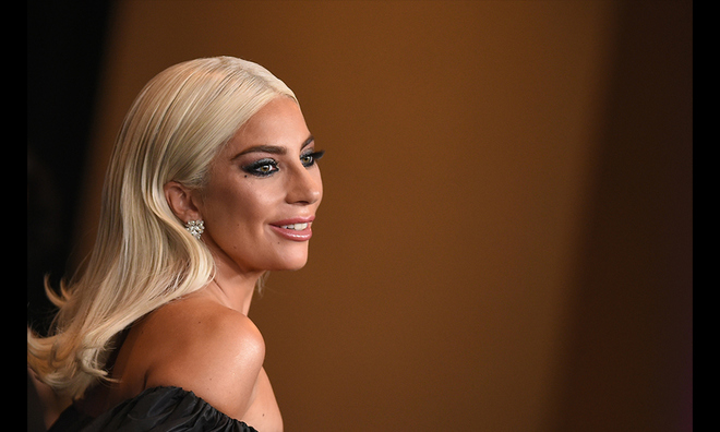 <p>
<strong>5. Lady Gaga </strong><br />Lady Gaga đã bán được 180 triệu bản trên toàn thế giới trong mười năm qua, đứng thứ năm trong bảng xếp hạng của Forbes với doanh thu 50 triệu từ tháng 6 năm 2017 đến tháng 6 năm 2018. Không chỉ là nữ ca sĩ hàng đầu, Lady Gaga giờ đây còn được đánh giá cao khả năng diễn xuất. Bùng nổ khi thủ vai nữ ca sĩ nghiệp dư Ally trong bộ phim đình đám A Star Is Born, bộ phim đầu tiên của Bradley Cooper, trong đó cô sản xuất hầu hết bài hát trong phim. (Ảnh: Valérie Macon / AFP)</p>