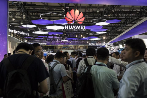 Khách tham quan trước gian hàng của Huawei tại Triển lãm Di động tại Thượng Hải. Ảnh: Bloomberg