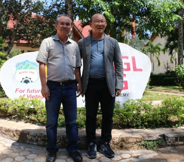Bầu Đức trả lương, lo cả tiền thuế cho HLV Park! - Ảnh 1. Bầu Đức trả lương, lo cả tiền thuế cho HLV Park! - Ảnh 1.