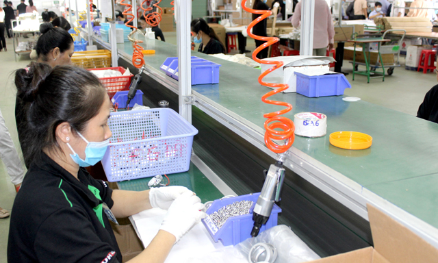 Chỉ gia công, doanh nghiệp khó giàu