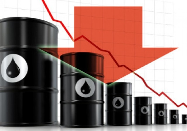 Giá dầu lại giảm mạnh 5%, thấp nhất 17 tháng