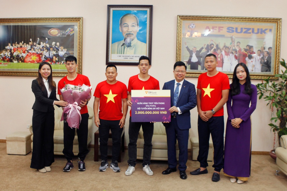 TPBank tặng thưởng 2 tỷ đồng cho Đội tuyển bóng đá Việt Nam