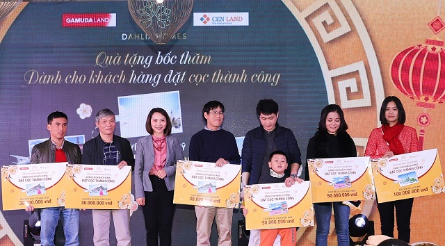 Lộ diện chủ nhân liền kề Dahlia Homes – Gamuda Gardens trúng ô tô Mercedes C200