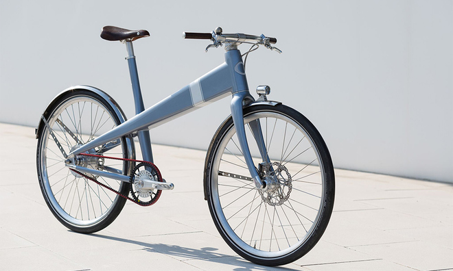 <p class="Normal">
<strong>Coleen, xe đạp điện sản xuất tại Pháp</strong><br /> </p><p class="Normal">Được trưng bày tại CES 2019 ở Las Vegas, Coleen là một chiếc xe đạp điện sáng tạo được thiết kế và sản xuất hoàn toàn tại Pháp, có khung bằng sợi carbon nhẹ và nhiều bộ phận, bao gồm cả yên và kẹp da, được chế tạo riêng cho mẫu xe này. Chiếc xe đạp nặng 18 kg, có thể tăng tốc lên tới 25km /h với phạm vi hoạt động của pin trung bình 100 km, thời gian nạp từ 0% đến 100% chỉ trong hai tiếng rưỡi. Mỗi chiếc xe đạp được trang bị hệ thống đánh lửa không cần chìa khóa có thể điều khiển thông qua điện thoại thông minh. Ngoài ra, chiếc xe đạp còn được trang bị màn hình chỉ truyền đạt các thông tin cần thiết như quãng đường được bảo hiểm, mức pin và tốc độ. Chiếc xe đạp điện tử này sẽ sớm được chào bán với giá 5.900 euro.</p>