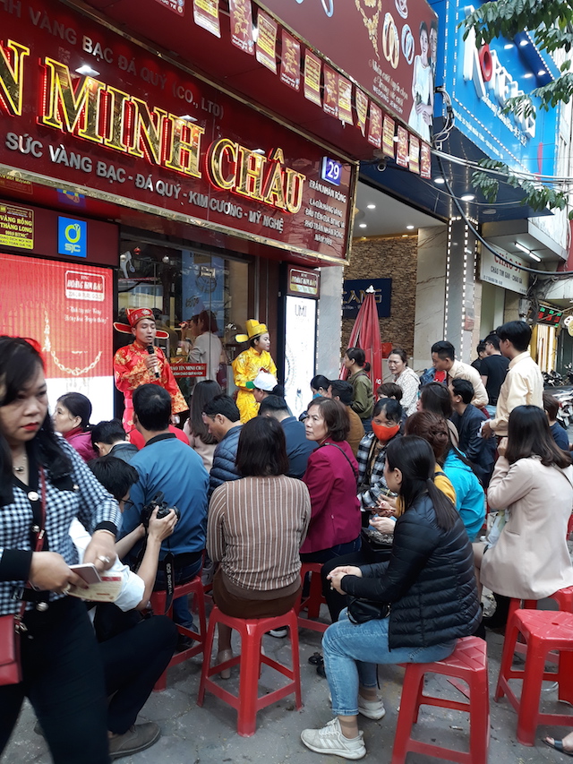 Người dân đổ xô đi mua vàng ngày vía Thần tài