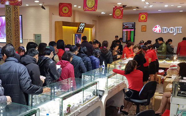 Ngày Thần tài, giá vàng SJC lên 37,5 triệu đồng/lượng, dân xếp hàng dài chờ mua
