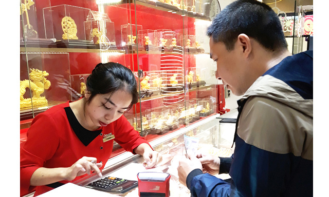 khach-hang-mua-vang-4816-1550671040.jpg