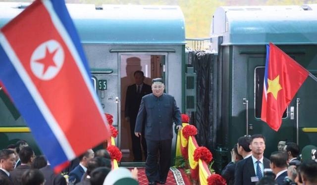 <p>
Chủ tịch Triều Tiên Kim Jong-un đặt chân tới Việt Nam.</p>