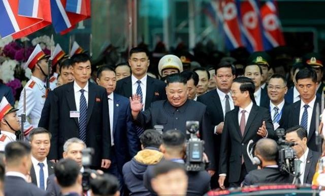 <p>
Chủ tịch Triều Tiên Kim Jong-un đến ga Đồng Đăng lúc 8h15 sáng 26.2.2019. Đứng cạnh ông là Trưởng Ban Tuyên giáo Trung ương Võ Văn Thưởng.</p>