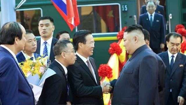 <p>
Ông Võ Văn Thưởng - Trưởng ban Tuyên giáo Trung ương cùng các quan chức Việt Nam đón lãnh đạo Triều Tiên tại sân ga.</p>