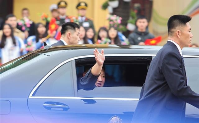 <p>
Chủ tịch Triều Tiên Kim Jong-un vẫy tay chào người dân Việt Nam.</p>