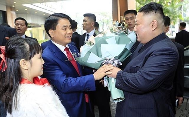 <p>
Chủ tịch UBND Tp Hà Nội Nguyễn Đức Chung chào đón Chủ tịch Kim Jong Un.</p>