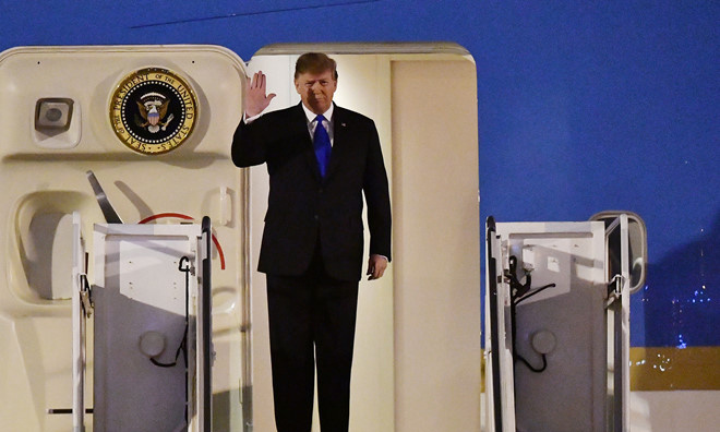 <p class="Normal">
Tổng thống Mỹ Donald Trump xuất hiện ở cửa máy bay, vẫy chào các đại biểu Việt Nam và Mỹ ra đón tại sân bay quốc tế Nội Bài.</p>