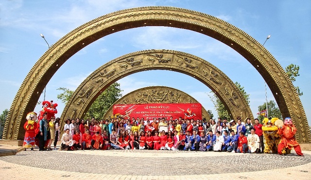 Làng Sen Việt Nam vinh dự đón nhận kỷ lục cổng chào họa tiết trống đồng lớn nhất Việt Nam
