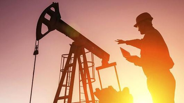 Giá dầu tăng do nguồn cung toàn cầu thắt chặt