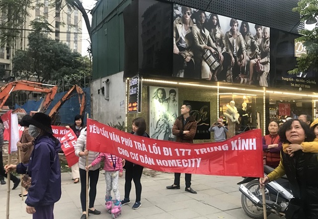 Cư dân Home City lại xuống đường đòi lối đi