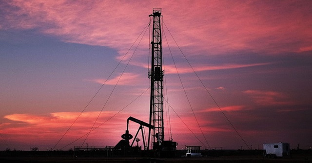 Giá dầu tăng mạnh khi Saudi Arabia hạ mạnh nguồn cung