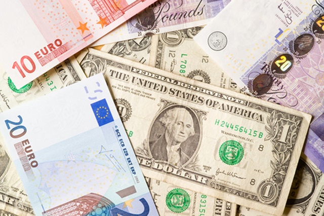 USD lao dốc so với các đồng tiền khác