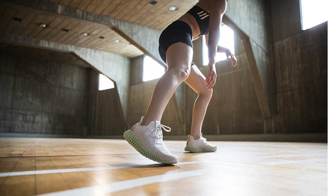 <p>
Để tạo ra phần đế giữa này, adidas đã tổng hợp dữ liệu về hiệu suất đầu ra của một đôi giày trong mối tương quan với mỗi chuyển động, từ đó phát triển mẫu sản phẩm mang đến cảm giác thoải mái nhất cho người sử dụng, vừa đảm bảo việc hấp thu lực và giảm lực tác động từ mặt đường đến chân vừa củng cố độ vững chắc cho các ngón chân.</p>