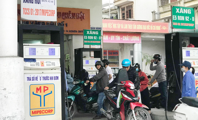 Vấn đề lớn phía sau tấm biển hết Ron 95
