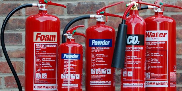 “Đặt cược” tính mạng với thiết bị chữa cháy trôi nổi