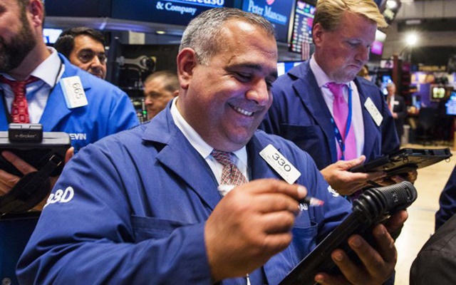 Dow Jones vọt tăng hơn 300 điểm nhờ số liệu sản xuất khả quan
