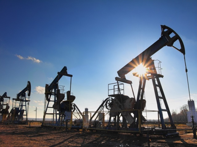 Giá dầu Brent lần đầu chạm mốc 70 USD/thùng kể từ đầu năm