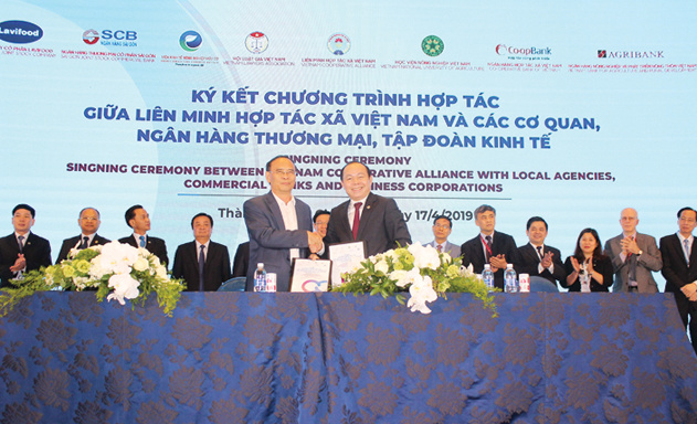 <p>
Ký kết hợp tác giữa Liên minh HTX Việt Nam và Hội Luật gia</p>
