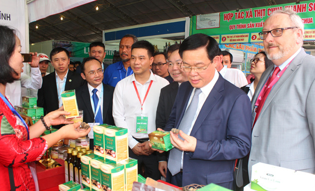<p>
Phó Thủ tướng Vương Đình Huệ và Chủ tịch Liên minh HTX Việt Nam tham quan các gian hàng tại Hội chợ</p>