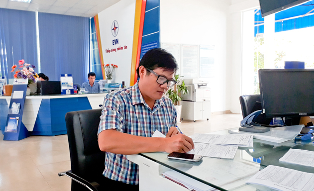 EVNNPC hướng tới không sử dụng tiền mặt trong thanh toán tiền điện