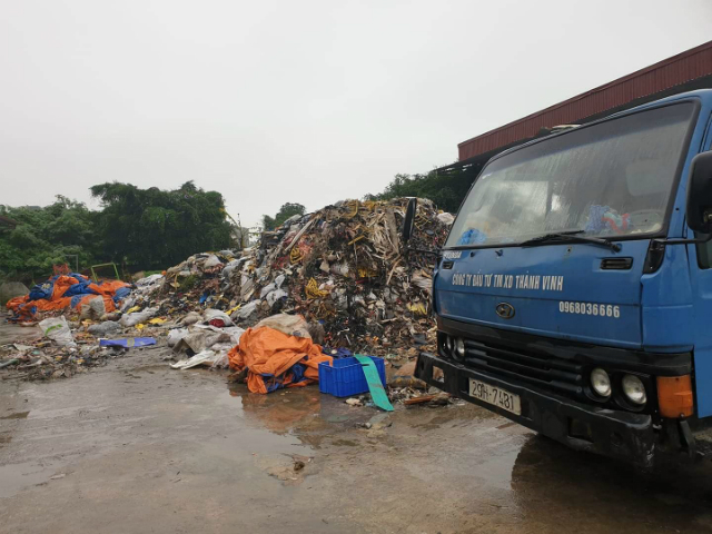 Rác thải công nghiệp tập kết bừa bãi tại thị trấn Tiên Lãng