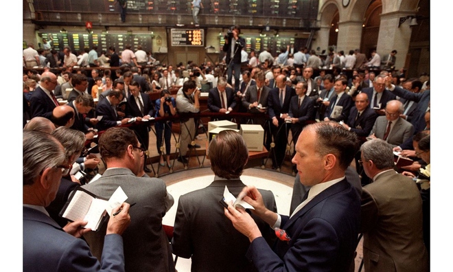 <p class="Normal">
<strong>1987: Eurotunnel thực hiện IPO</strong></p><p class="Normal">Vào ngày 10 tháng 12 năm 1987, Eurotunnel đã phát hành cổ phần ra công chúng. Việc đăng ký mua cổ phiếu, ở mức 35 franc mỗi đơn vị (5,34 euro), được thực hiện từ ngày 16 đến 27 tháng 11. Tập đoàn này đã huy động được 7,7 tỷ franc (khoảng 1,7 tỷ euro), một nửa ở thị trường Pháp và một ở thị trường Anh.</p><p class="Normal">Pierre Verdy / AFP</p>