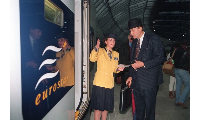 <p class="Normal">
<strong>1994: những hành khách đầu tiên đi Eurostar</strong></p><p class="Normal">Vào ngày 14 tháng 11 năm 1994, tàu hỏa cao tốc Eurostar đầu tiên chở hành khách đã băng qua đường hầm eo biển Manche. Paris chỉ còn cách London chưa đến ba giờ. Đường hầm đã được mở để vận chuyển hàng hóa kể từ tháng Bảy.</p><p class="Normal">Gerry Penny / AFP</p>