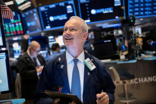 Cổ phiếu ngân hàng và Walmart kích Dow Jones vọt hơn 200 điểm