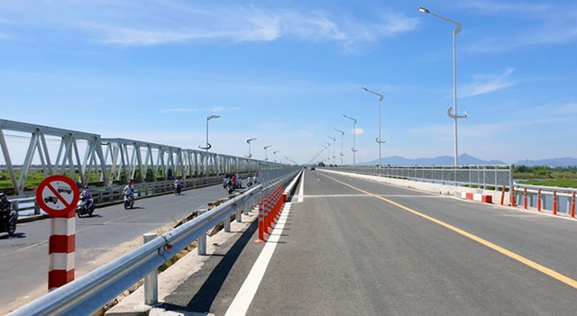 Đưa vào sử dụng cầu Đà Rằng mới