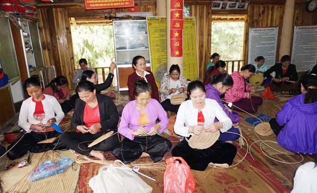 Phụ nữ xóm Bui khởi nghiệp bằng nghề truyền thống