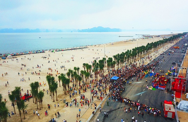 Đường dạo biển và phố thời trang “xa hoa” bên bờ Vịnh Hạ Long