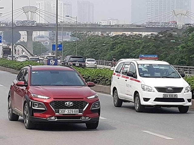 Bộ GTVT quy định gắn hộp đèn cho taxi công nghệ