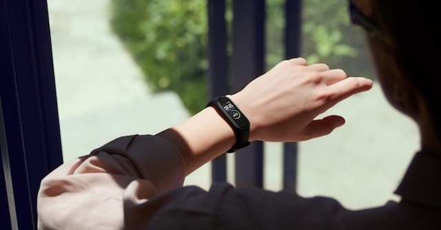Xiaomi bán vòng sức khoẻ giá rẻ, cạnh tranh với Huawei, Samsung
