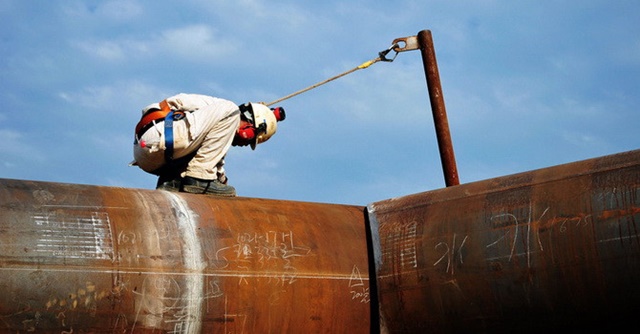 Giá dầu thế giới giảm khi Mỹ trừng phạt Iran