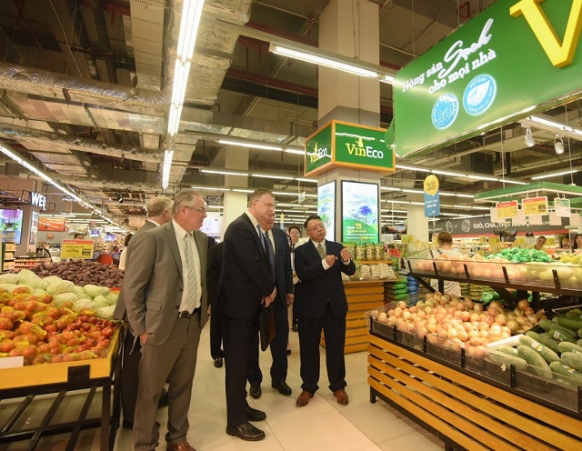 Đại sứ Mỹ đi siêu thị VinMart quảng bá “nữ hoàng trái cây” việt quất