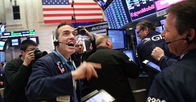 Dow Jones lần đầu tiên vượt mốc 27.000 điểm
